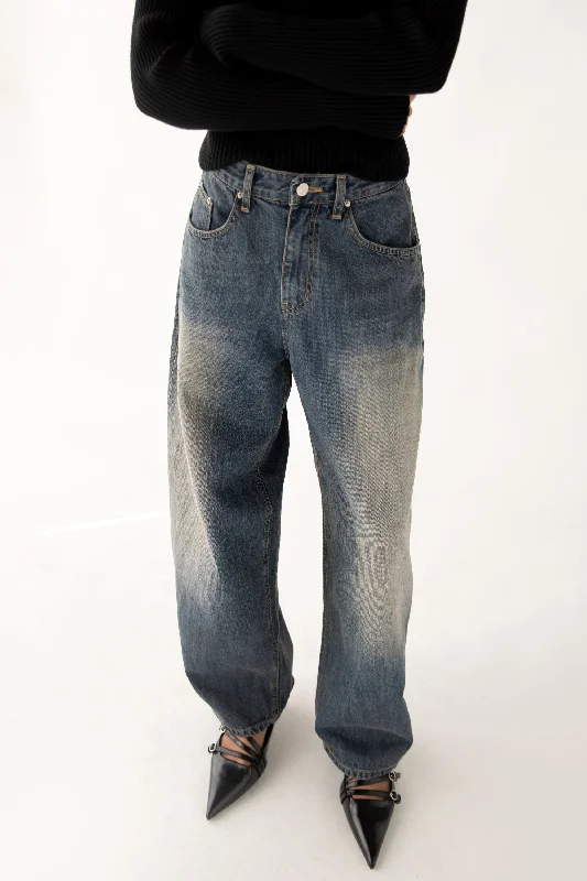 DARK WASH BARREL CURVED LEG JEAN